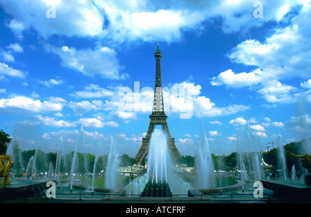La Tour Eiffel vue du Palais de Chaillot Paris France Fontaines Banque D'Images