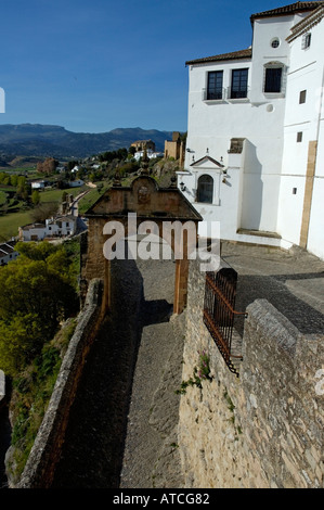 Espagne Andalousie Ronda au-dessus Puerta Felipe V près de Puente Viejo Banque D'Images