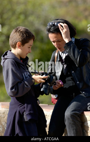 Garçon montrant sa photo sur un appareil photo à sa mère Banque D'Images