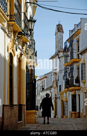 Femme marchant dans une ruelle de la ville de Ronda, Andalousie, espagne. Banque D'Images