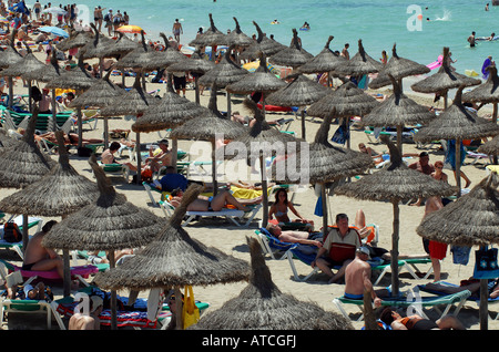 Plage pleine de touristes, Majorque, Espagne Banque D'Images