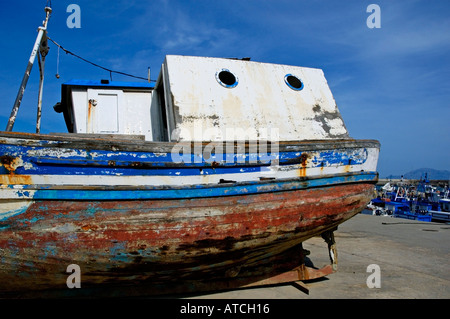 Tarifa un vieux bateau de pêche à quai dans le besoin d'une nouvelle peinture Banque D'Images