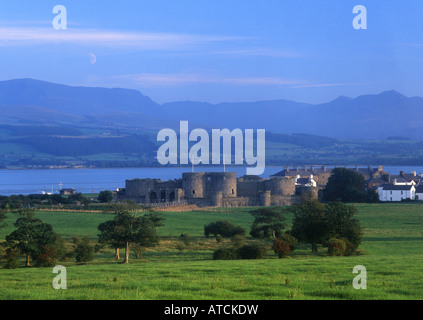 Château de Beaumaris avec Détroit de Menai en arrière-plan de Snowdonia et Anglesey au nord du Pays de Galles UK Banque D'Images