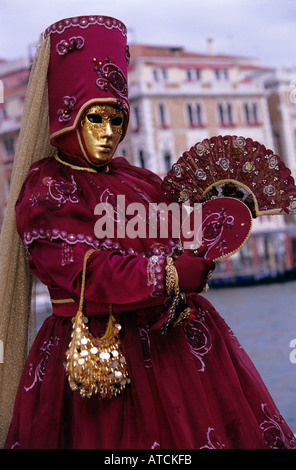 Une femelle masquerader portant masque de Venise et beau costume rouge au Carnaval de Venise 2005 Banque D'Images