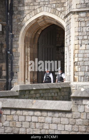 Armés de la police avec des armes semi-automatique sur la garde au château de Windsor, Royaume-Uni Banque D'Images