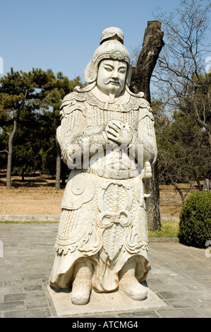 La sculpture d'un général en armure sculptée à partir d'un bloc solide de pierre, le long de la voie Sacrée qui s'étend sur 7 kilomètres à travers les tombes de Ming Banque D'Images