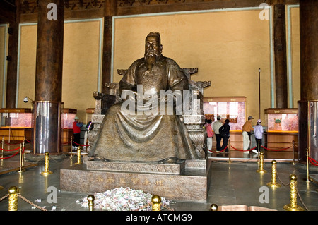 Une grande statue en bronze de Zhu Di -Empereur Yongle- assis sur son trône impérial à l'intérieur du hall de la faveur éminente, Tombeaux des Ming Banque D'Images