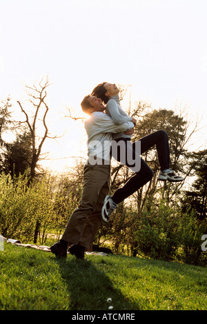 Couple having fun in park Banque D'Images