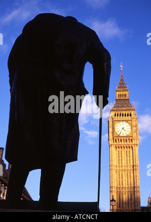 Statue de Sir Winston Churchill et Big Ben Clock Tower de Maisons du Parlement en arrière-plan Westminster London England UK Banque D'Images