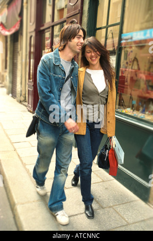Couple marchant dans les rues de Paris, France Banque D'Images
