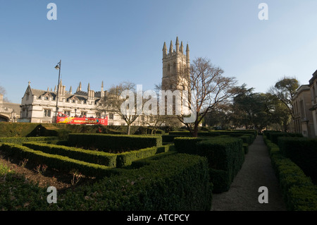 Tour du Magdalen College de l'Université d'Oxford Botanic Garden Banque D'Images