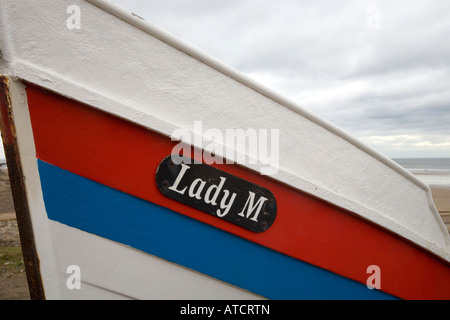 Proue de bateau en bois sur estran Redcar Banque D'Images