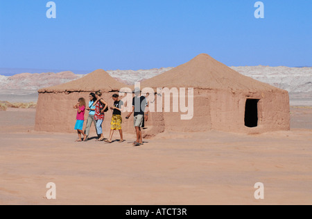 Les touristes Tulor village ancien site archéologique désert d'Atacama au Chili Banque D'Images