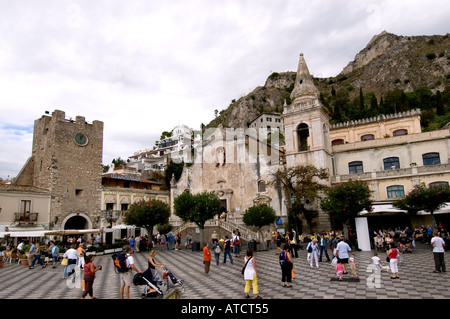 Sicile Italie Taromina town city square tourist Banque D'Images