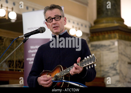 John Hegley fonctionne à la justice Logement événement de collecte de fonds de bienfaisance pour l'itinérance dans le Royaume-Uni Londres St Pancras Banque D'Images