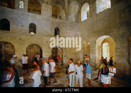 Les touristes dans l'église de St Nicholas Noel Baba Demre Turquie Banque D'Images