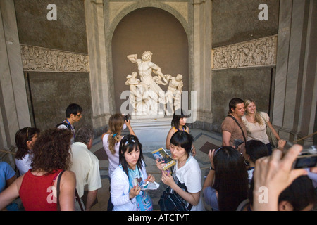 Foule de visiteurs à prendre des photos du groupe de Laocoon, Musées du Vatican Banque D'Images