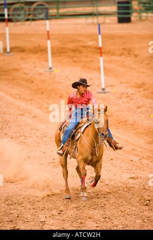 Jeune concurrence dans le cas de flexion pôle tous les Indian Rodeo Inter Tribal Gallup Gallup de cérémonie indienne Nouveau Mexique Banque D'Images