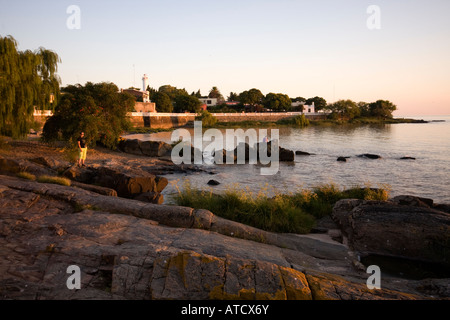 Vue d'Coloñia del Sacramento Uruguay des rives du Río de la Plata, illuminé par la lumière de fin d'après-midi Banque D'Images