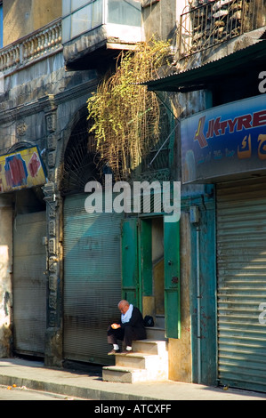 Vieil homme est assis sur l'étape, dans la vieille ville de Halab, Alep, en Syrie, au Moyen-Orient. DSC 6289 Banque D'Images