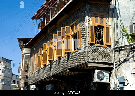 Une fenêtre en bois balcon sur une maison en pierre, ancienne ville de Halab, Alep, en Syrie, au Moyen-Orient. DSC 6354 Banque D'Images