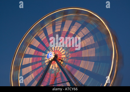 Slow motion grande roue au Topsfield Fairgrounds. Vitesse d'obturation utilisée de 1,3 secondes pour tirer la roue en mouvement avec des lumières allumées. Banque D'Images