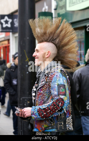 Punk avec coupe de cheveux mohawk Banque D'Images