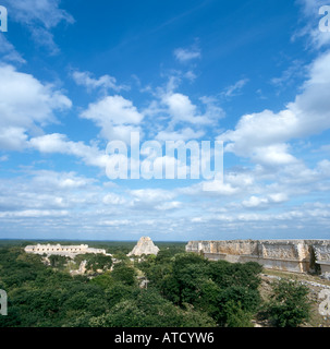 Voir à partir de la Grande Pyramide de les ruines mayas d'Uxmal, Yucatan, Mexique Banque D'Images