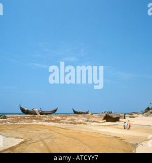 Filets de pêcheurs réparant sur Samudra Beach en 2000, Kovalam, Kerala, Inde Banque D'Images