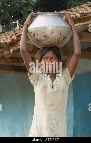 Indian Girl portant un pot d'eau sur la tête. Banque D'Images