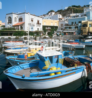 Le port de Sant'Angelo, Ischia, Italie Banque D'Images