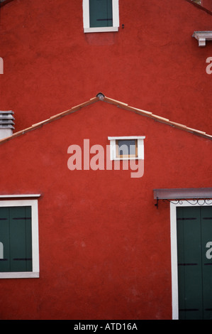 Maison Rouge avec des fenêtres à volets, Burano, Venise. Banque D'Images