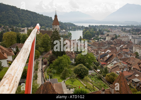 Stadtkirche et Vue des Alpes à proximité de Schloss Thun Thun Suisse Banque D'Images