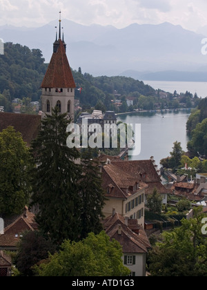 Stadtkirche et Vue des Alpes à proximité de Schloss Thun Thun Suisse Banque D'Images