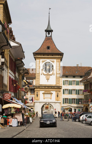Porte de la ville médiévale de Morat et tour de l'horloge suisse Banque D'Images
