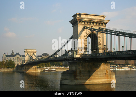 Pont à chaînes Széchenyi de rejoindre les deux villes de Buda et Pest, Hongrie Banque D'Images