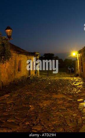 La Calle de los Suspiros de nuit, dans le quartier historique de Coloñia del Sacramento, Uruguay Banque D'Images