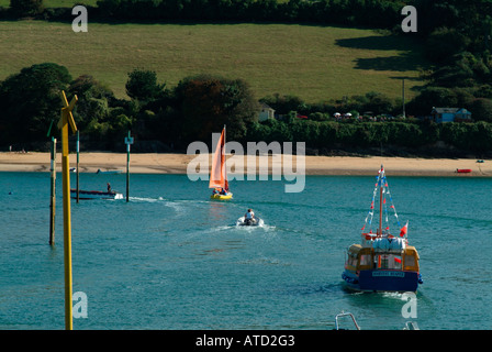 Voiliers et bateaux de pêche dans la baie de Salcombe Devon Angleterre Banque D'Images