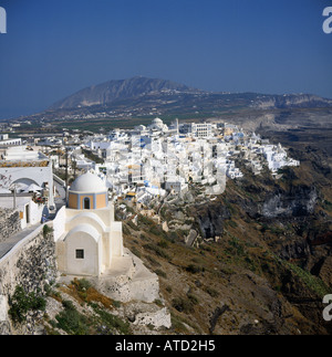 Vue du haut de la falaise en grappes blanches de la ville Fira à Santorini les Cyclades Grèce îles grecques de groupe Banque D'Images