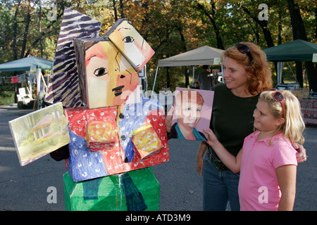 Valparaiso Indiana,Rogers Lakewood Park,Vale Fine Arts Festival,festivals,célébration,foire,art artistique,artiste,costume,personnage,peinture,mère maman,pa Banque D'Images