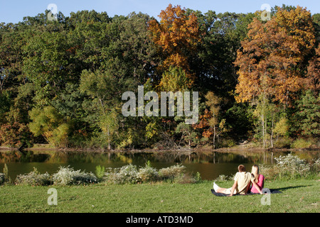 Valparaiso Indiana,Rogers Lakewood Park,couple,homme hommes,femme femmes,arbres,couleurs d'automne,changement de feuilles,automne,automne,saison,arbres,météo,automne,IN06 Banque D'Images