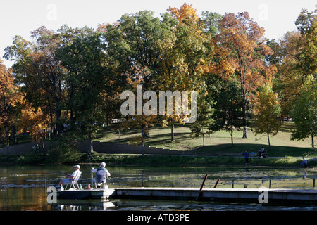 Valparaiso Indiana,Rogers Lakewood Park,pêche,couleurs d'automne,changement de feuilles,automne,saison,arbres,météo,automne,les visiteurs voyage touristique à Banque D'Images