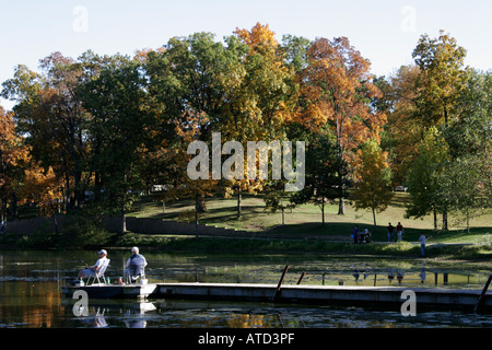 Valparaiso Indiana,Rogers Lakewood Park,pêche,couleurs d'automne,changement de feuilles,automne,saison,arbres,météo,automne,IN061007155 Banque D'Images