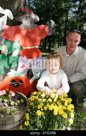 Indiana Portage,Sophie's Kitchen,entrée,avant,fleurs,arnaque,père papa,parents,fille,fille,fille,jeune fille jeunes enfants Banque D'Images