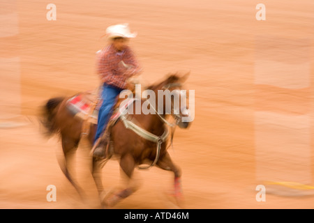 Les jeunes coureurs en concurrence dans le cas de flexion pôle tous les Indian Rodeo Inter Tribal Gallup Gallup de cérémonie indienne Nouveau Mexique Banque D'Images