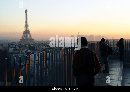 Les touristes à la recherche vers la Tour Eiffel de l'Arc de Triomphe sur une soirée d'hiver à Paris France Banque D'Images