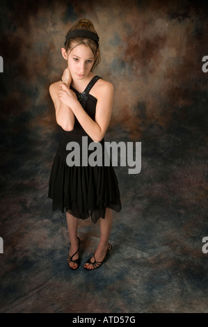 Les jeunes filles se faisant passer toute la longueur à l'intérieur à l'intérieur élégant studio portrait des ados pré ado robe noire prom Banque D'Images