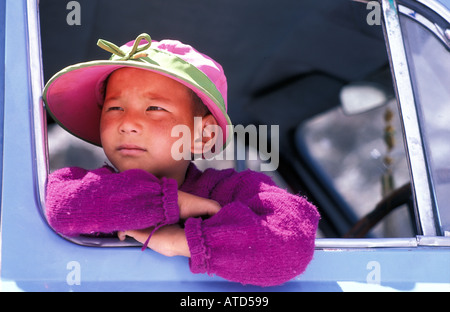 Jeune indienne de Ladakh assis à la fenêtre d'une voiture Stok à Leh Leh Ladakh Inde route Banque D'Images