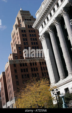 Milwaukee Wisconsin, East Wisconsin Avenue, Northwestern Mutual Life Building 1914, Wisconsin Gas Building 1930, les visiteurs voyagent à destination de touristes Banque D'Images