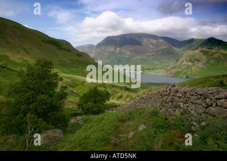 Vue paysage de lac et de grasmoor crummock water Mountain près de buttermere dans le lake district en Cumbria england UK en été Banque D'Images